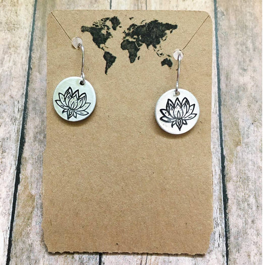 Lotus small circular earrings in silver color